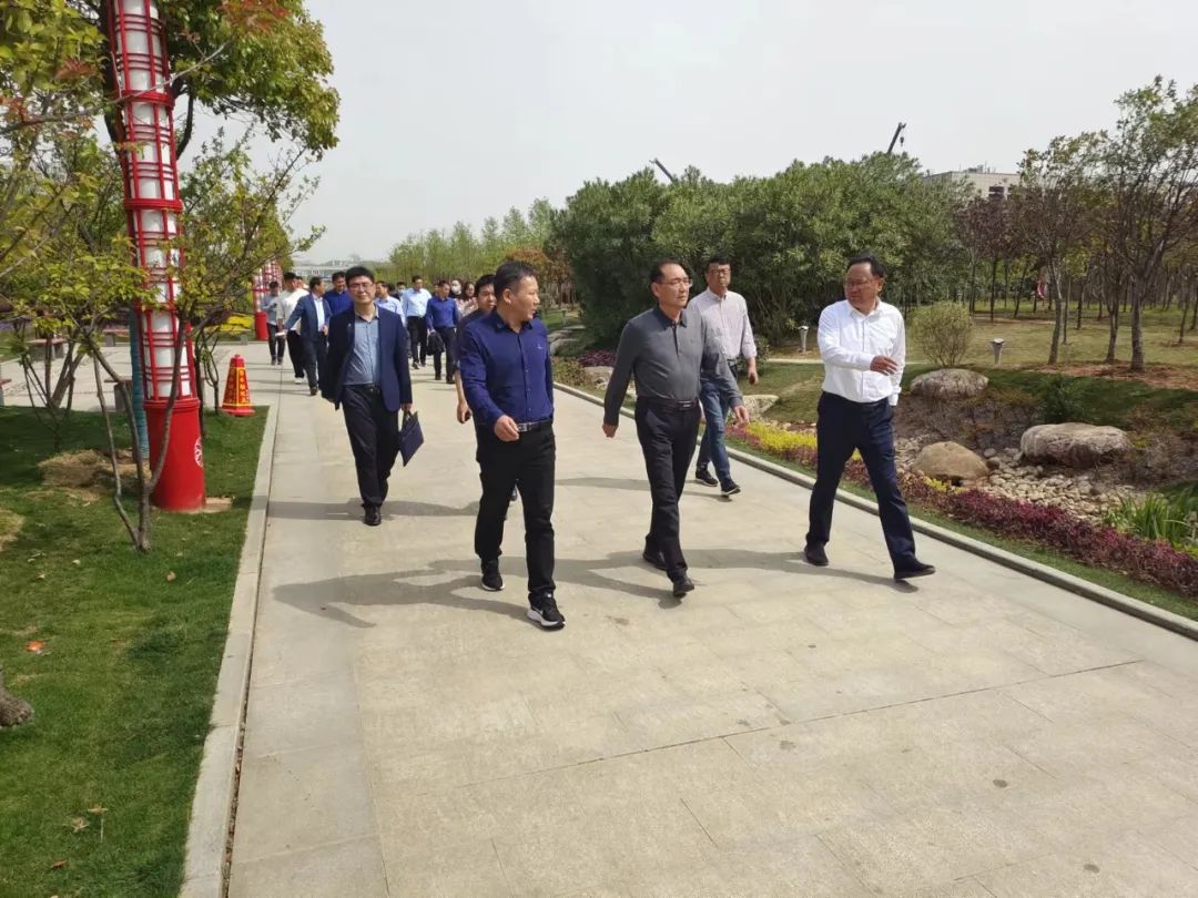 信陽市人大副主任李高嶺一行到百花園項(xiàng)目及市立交橋雨水泵站項(xiàng)目進(jìn)行調(diào)研