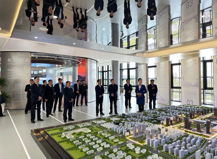 唯奮斗 最青春|市財(cái)政局開展信陽高鐵CAZ建設(shè)項(xiàng)目觀摩暨讀書交流活動(dòng)