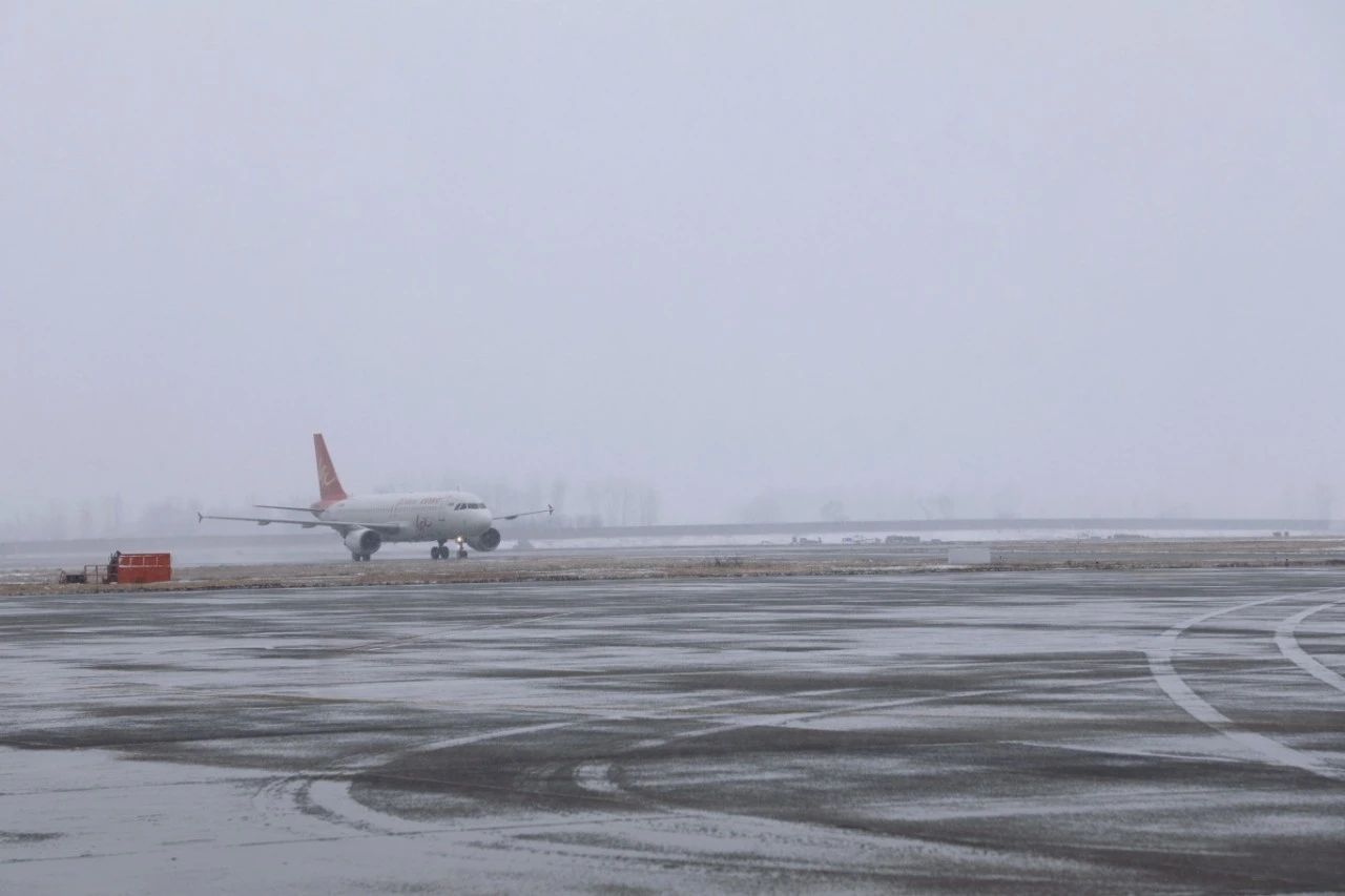 風雪礪初心 擔當護歸途 | 信陽明港機場戰(zhàn)冰雪保通暢